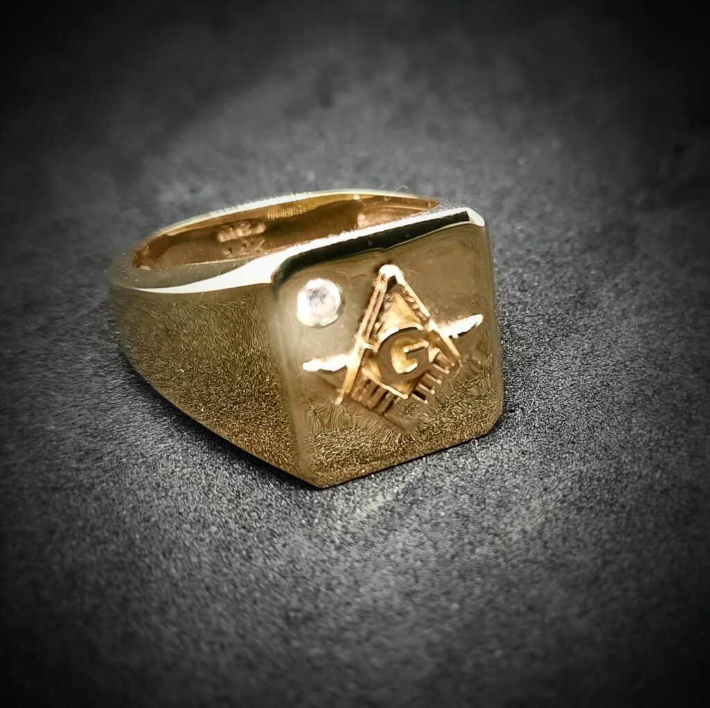 טבעת הבונים חופשיים -דגם ריבועי LUX. 14K ויהלום