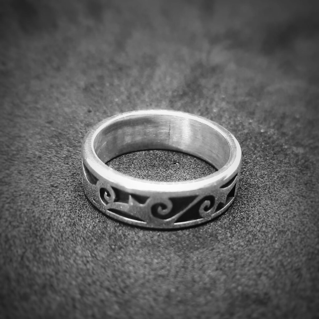 טבעת בעיצוב אישי עבור לקוח סמלים וצורות לבחירתו