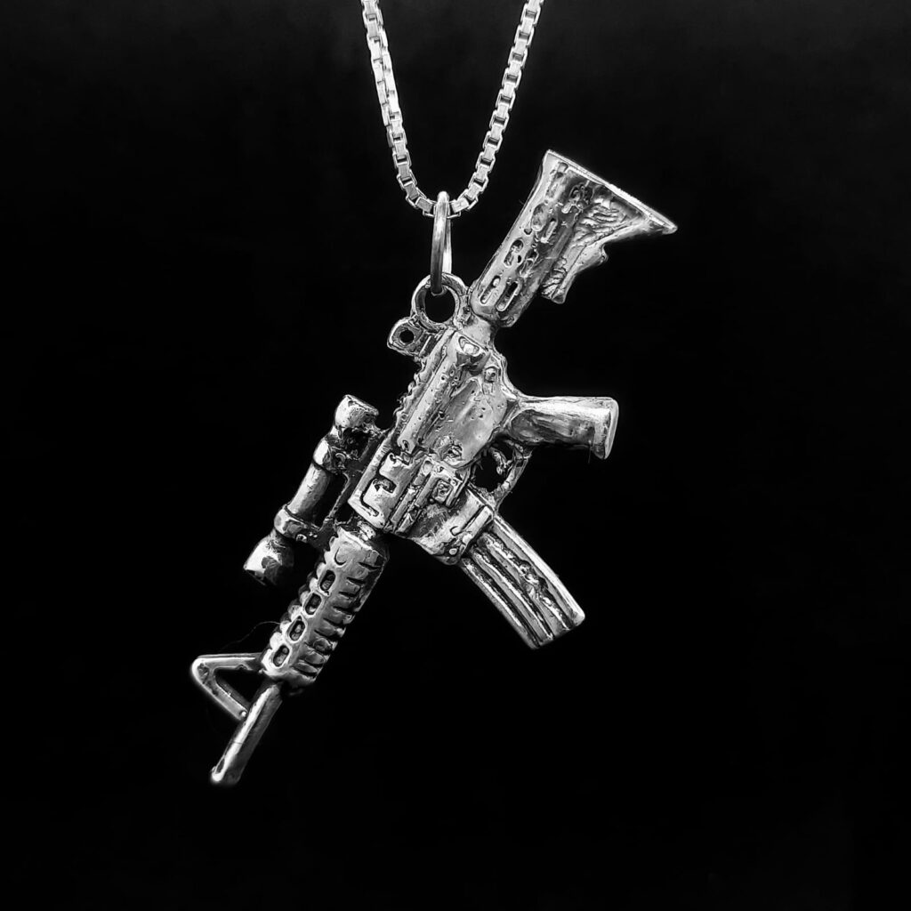 תליון רובה M16