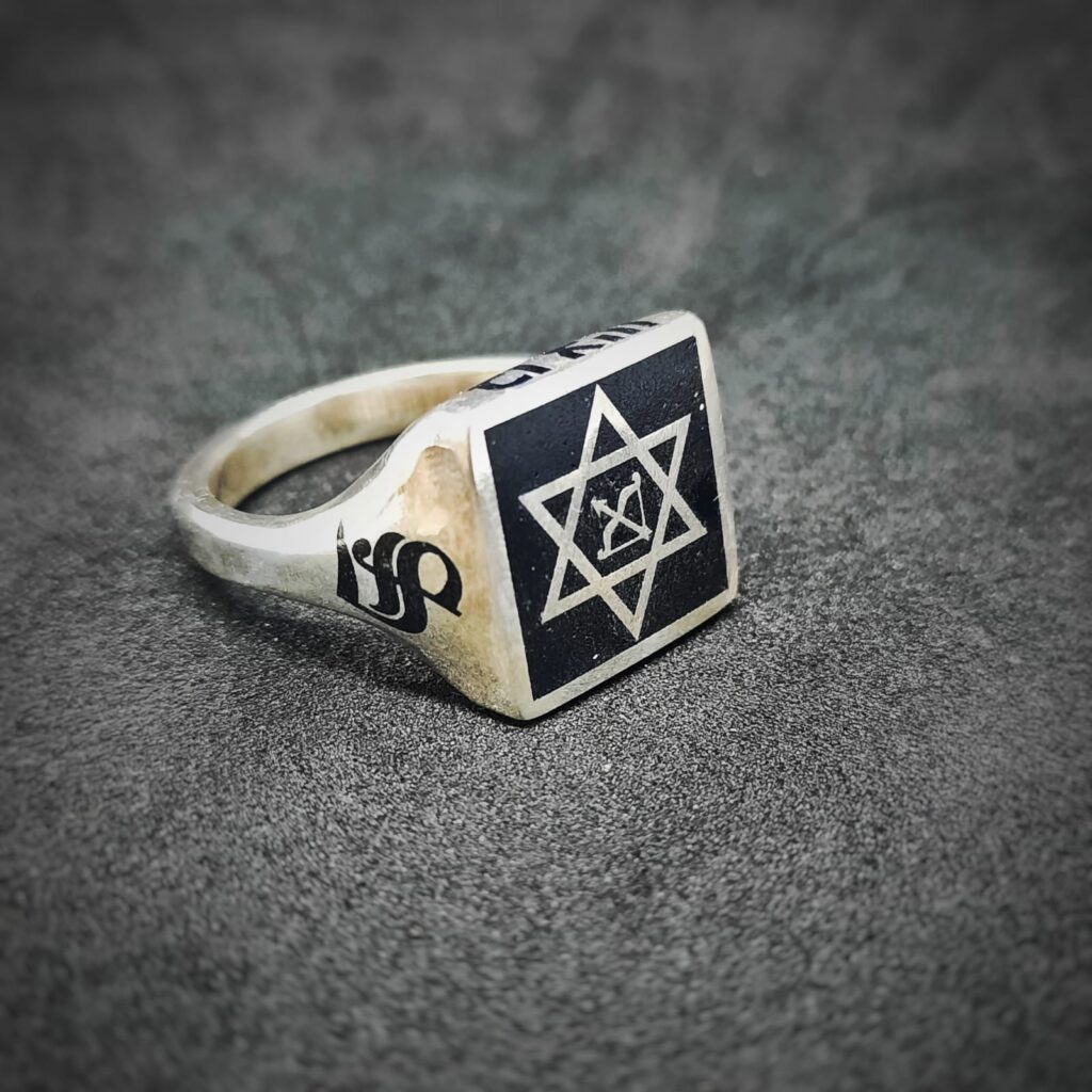 טבעת כסף 925 בעיצוב אישי עם סמל מגן דוד ומזל קשת וכיתוב אישי עם מילוי אמייל חם